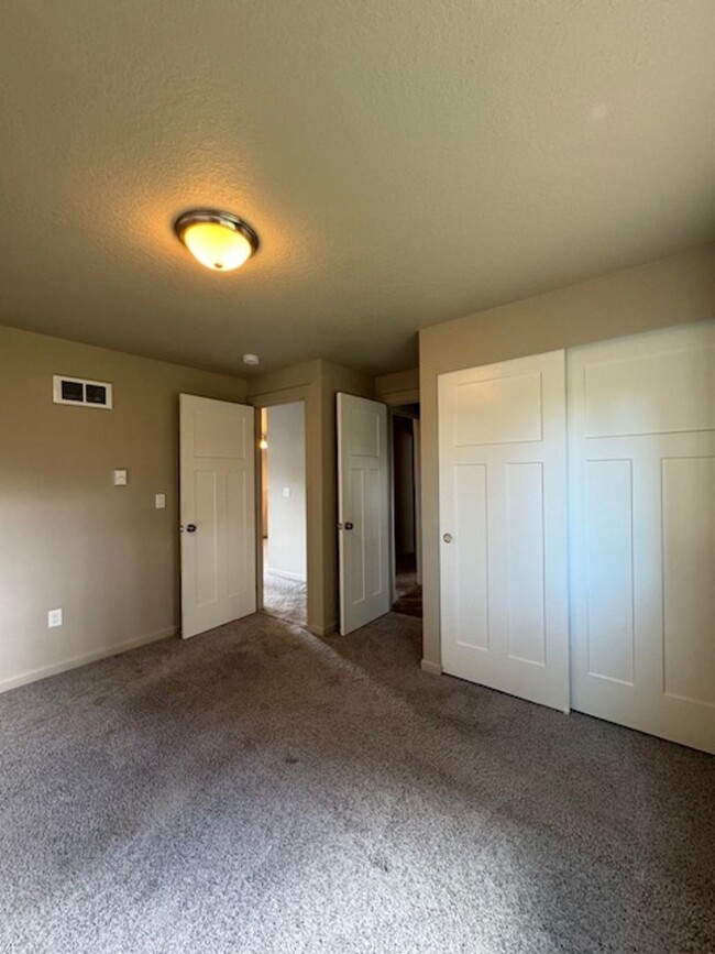 Building Photo - Pet Friendly Charming Remodeled 2 Bedroom ...