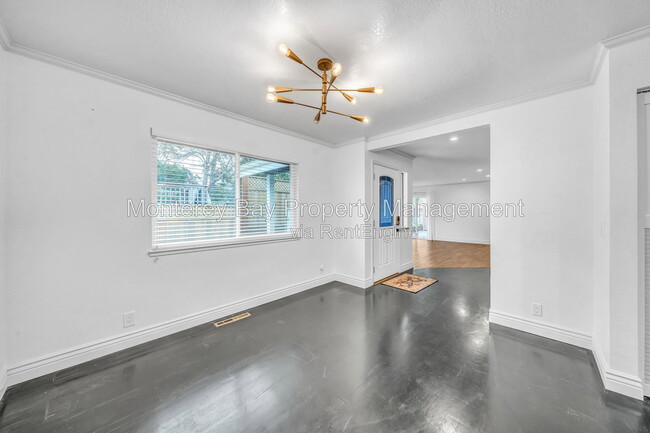 Building Photo - 20 Del Robles Ave