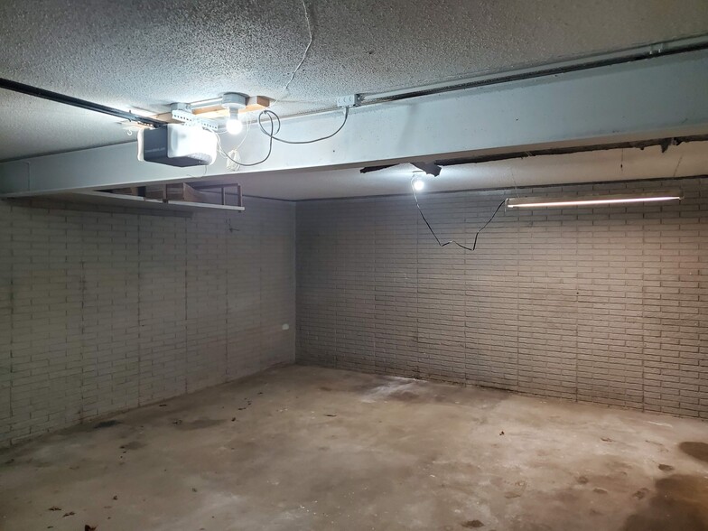 Building Photo - 9060 Oakwood Dr
