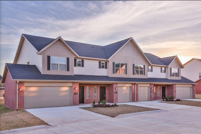 Building Photo - Beautiful Townhome Close to The Pinnacle!