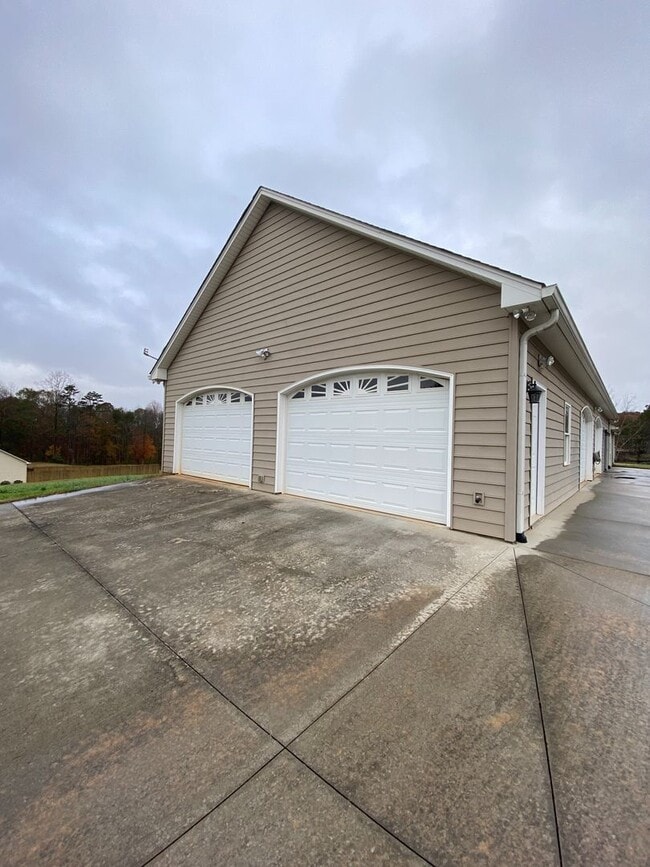 Building Photo - 3 Bed Home with 4 Car Garage!