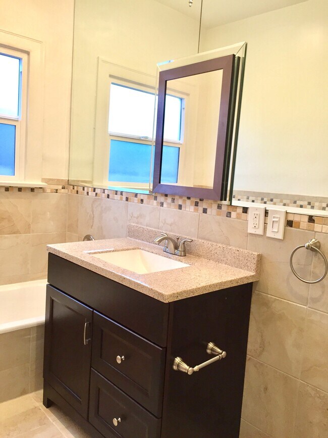 Building Photo - 1106 S Doheny Dr