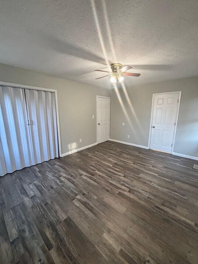 Building Photo - Newly Updated 4bd/3bth in Seymour!