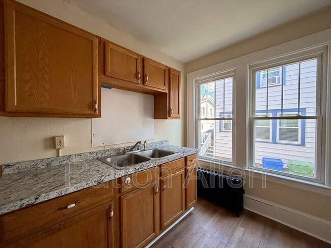 Building Photo - 19 Saluda St