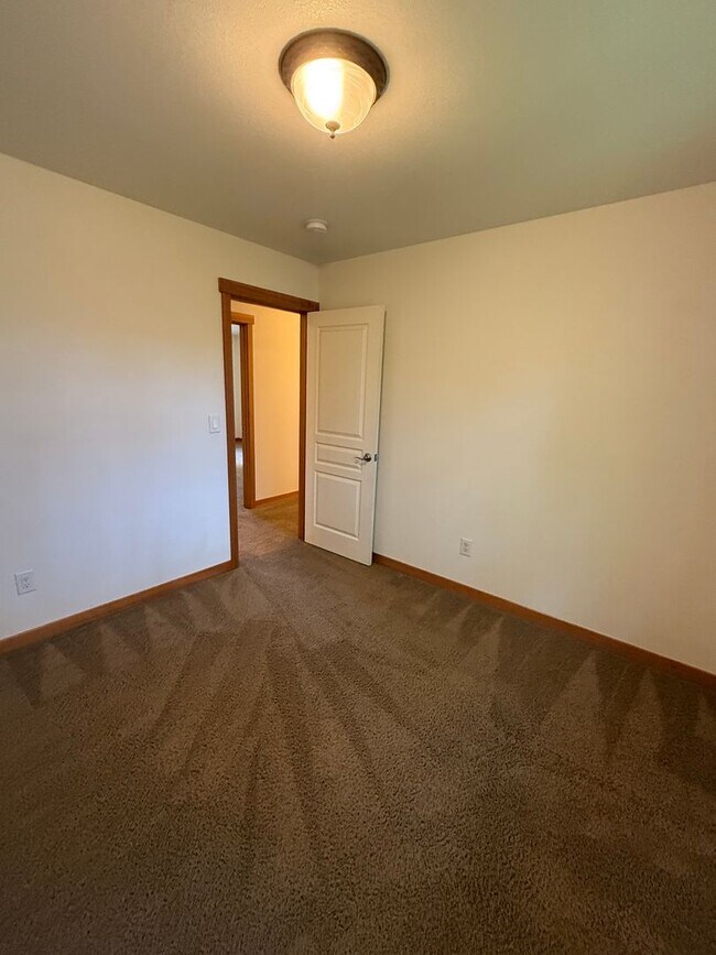 Building Photo - 4 bdrm/2.5 bath Custom Home on the Southside