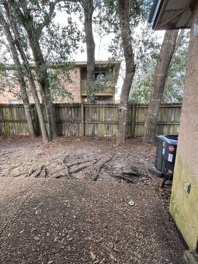Building Photo - 607 Virginia Oak Ct