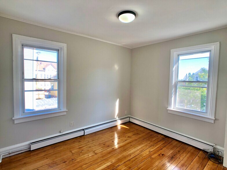 Building Photo - 373 Wickenden St