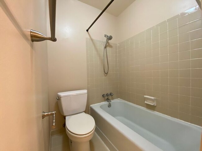 Building Photo - Large 2 Bed 2.5 Bath Apt in Green Hills - ...