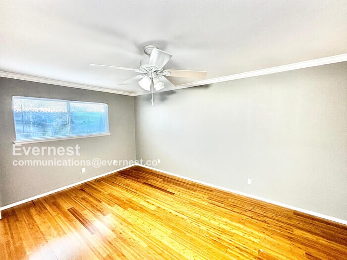 Building Photo - 7807 Meadow Park Dr