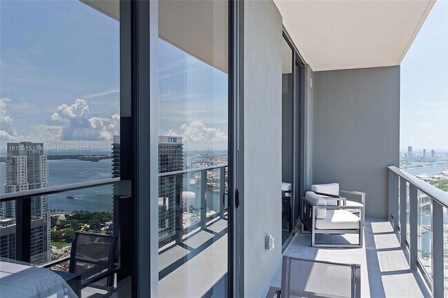 Building Photo - 601 NE 1st Ave