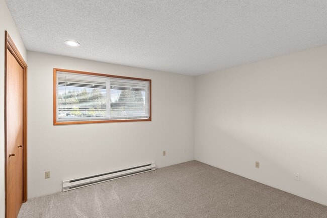 Building Photo - END UNIT!!  2 BEDROOM & 1 .5 BATH TOWNHOUSE