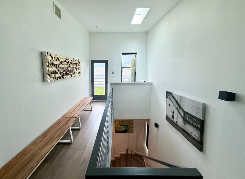 Building Photo - 513 Memorial Heights Dr