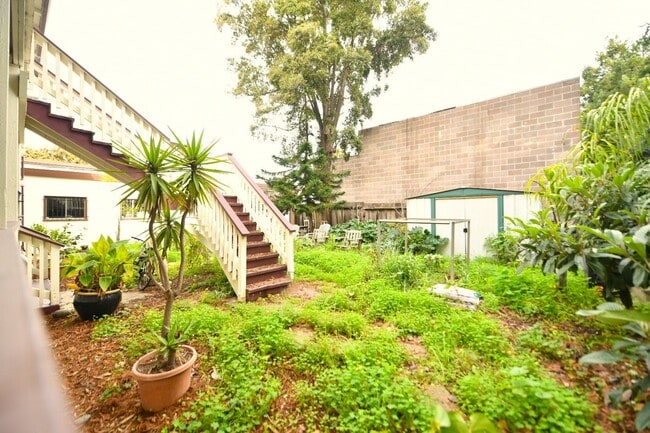 Building Photo - 1p716 - 3055-3061 Adeline Street