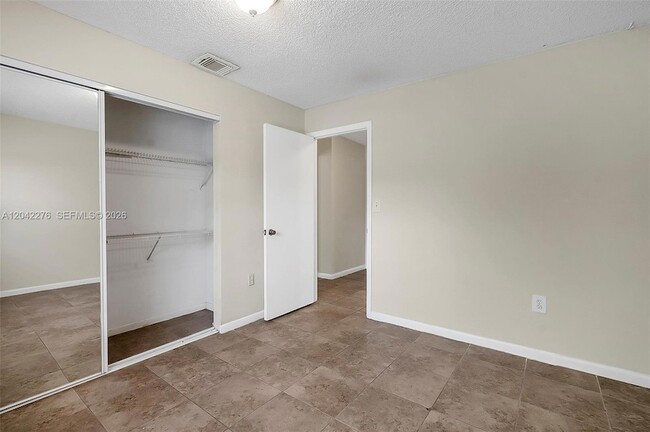 Building Photo - 681 Thornridge Ave