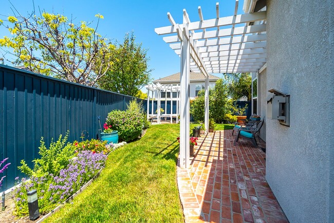 Building Photo - Quiet and Private 3 Bedroom Home in The Cape Community!