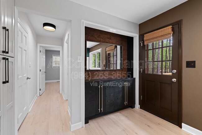 Building Photo - 5105 Pine Dr