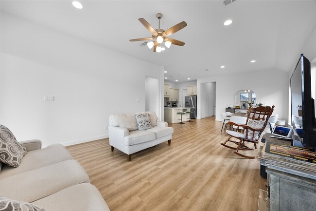 Building Photo - 31243 Riley Hts Dr