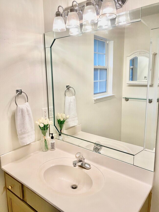 Building Photo - 2800 Pinnacle Point Dr