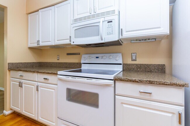 Building Photo - 1093 Fairways Blvd