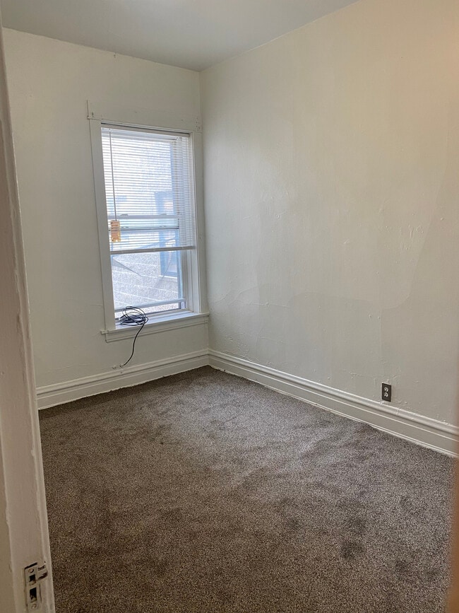 Building Photo - 866 W Buckingham Pl