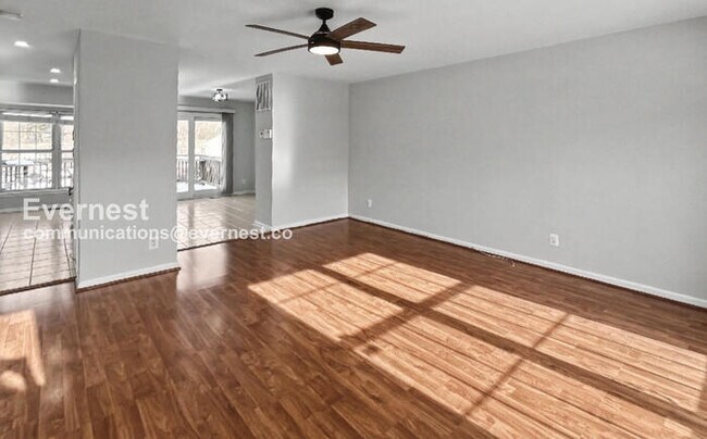 Building Photo - 3 Bed/1.5 Bath Townhome with Fenced Yard / Pet-Friendly / Vouchers Accepted / Available Now!