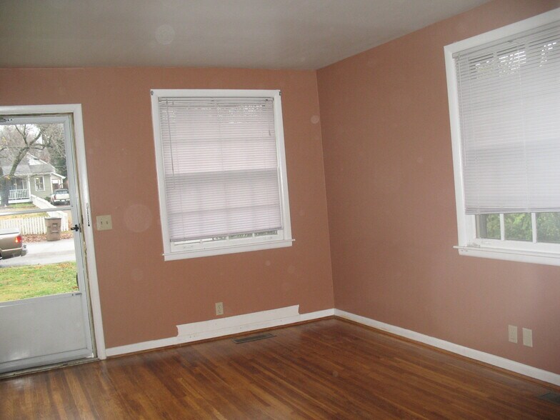 Building Photo - 2513 Ashwood Ave