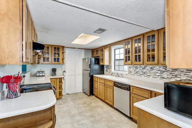 Building Photo - 1402 Via De Luna Dr