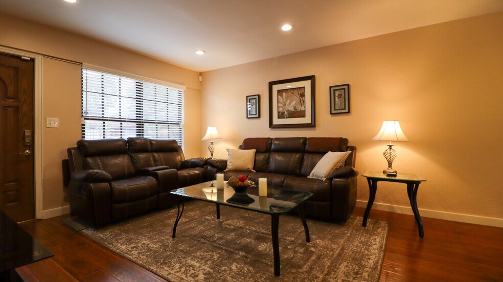 Building Photo - 2321 Plum Ct