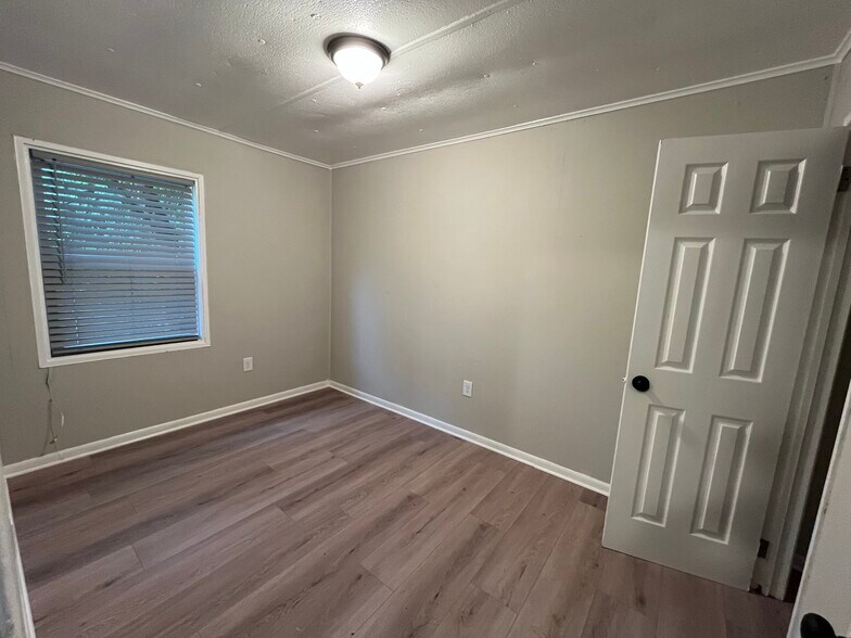 Building Photo - 5909 Leone Dr W