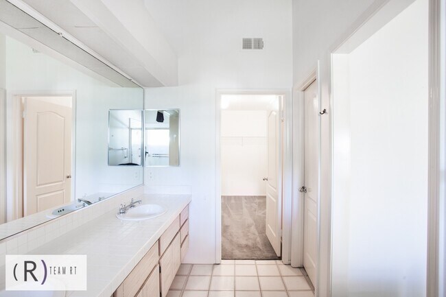 Building Photo - Fully Furnished 3be/3ba Home in Desirable ...