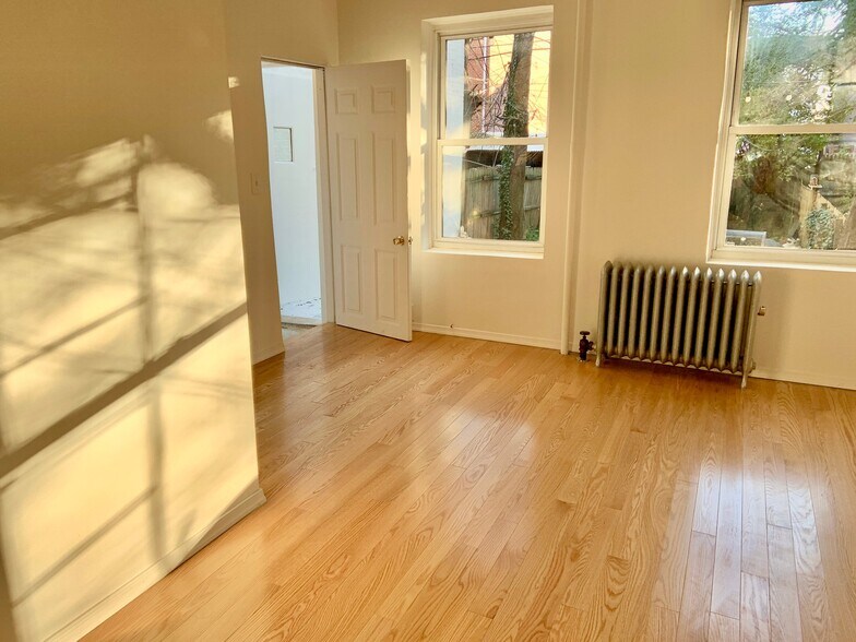 Building Photo - 196 W 9th St