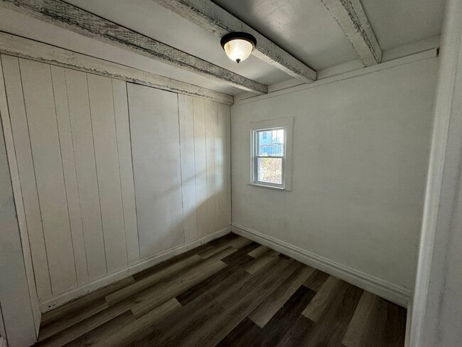 Building Photo - 4 BEDROOM HOME AVAILABLE NOW!!