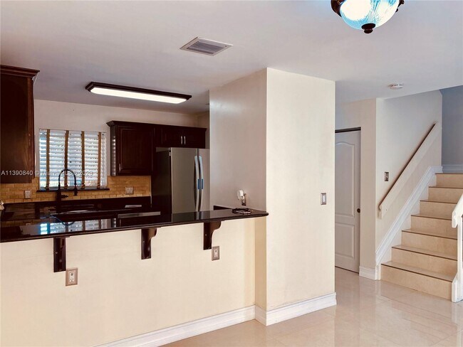 Building Photo - 6225 SW Kendale Lakes Cir