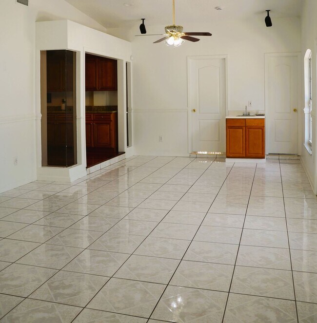 Building Photo - Spacious 4-Bed, 3-Bath Belle Isle Home wit...