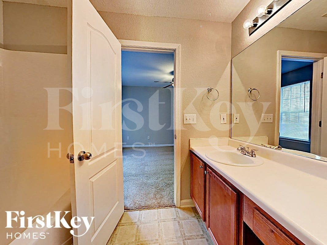 Building Photo - 355 Lakeside Point