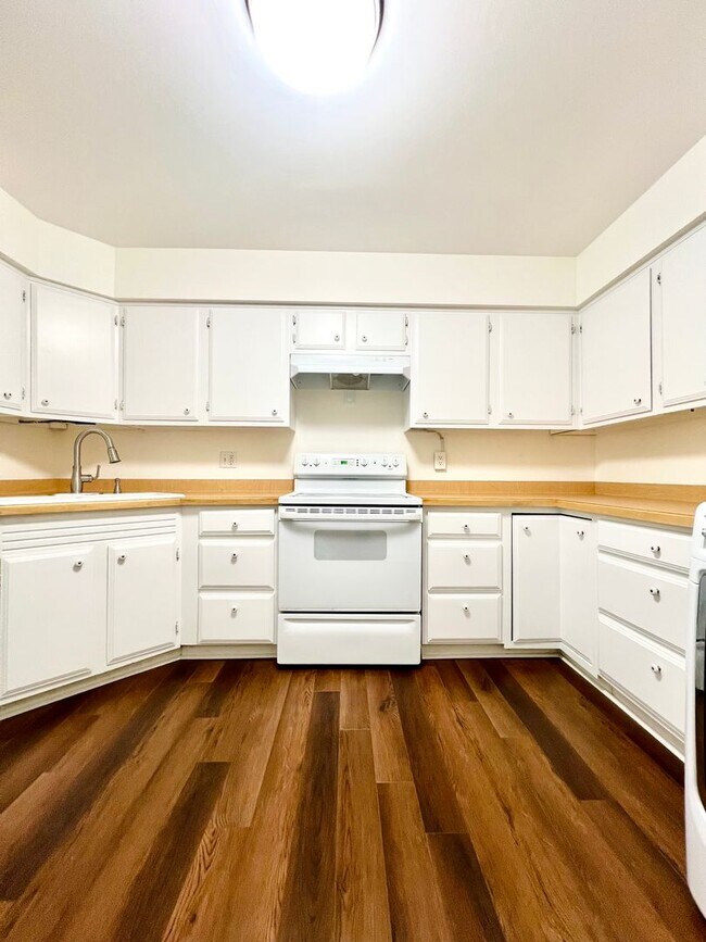 Building Photo - Lake Villa 4040- PLACEMENT