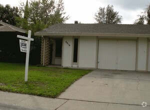 Building Photo - Beautiful 2/1 in Sacramento with garage!