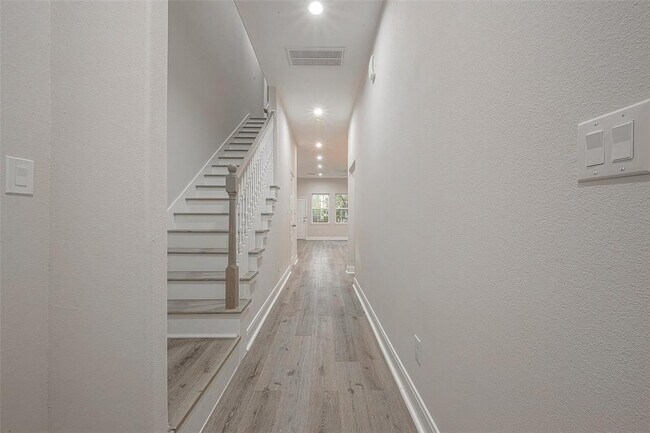 Building Photo - 2527 S Washington Ave