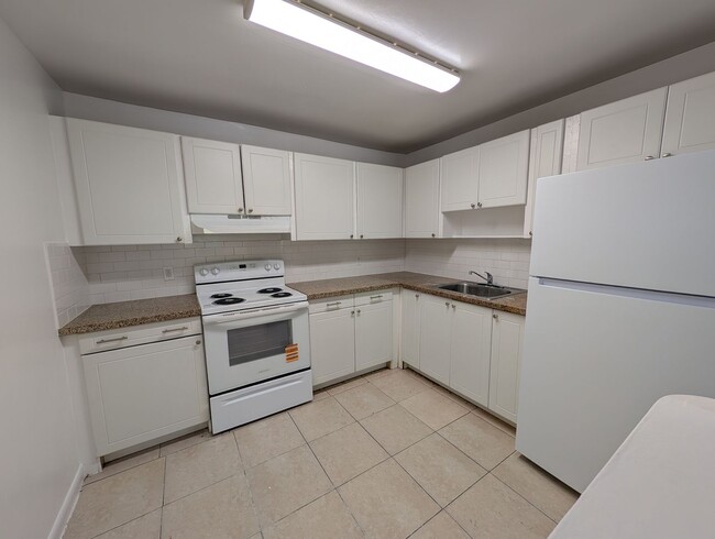 Building Photo - 3600 Riverside Dr