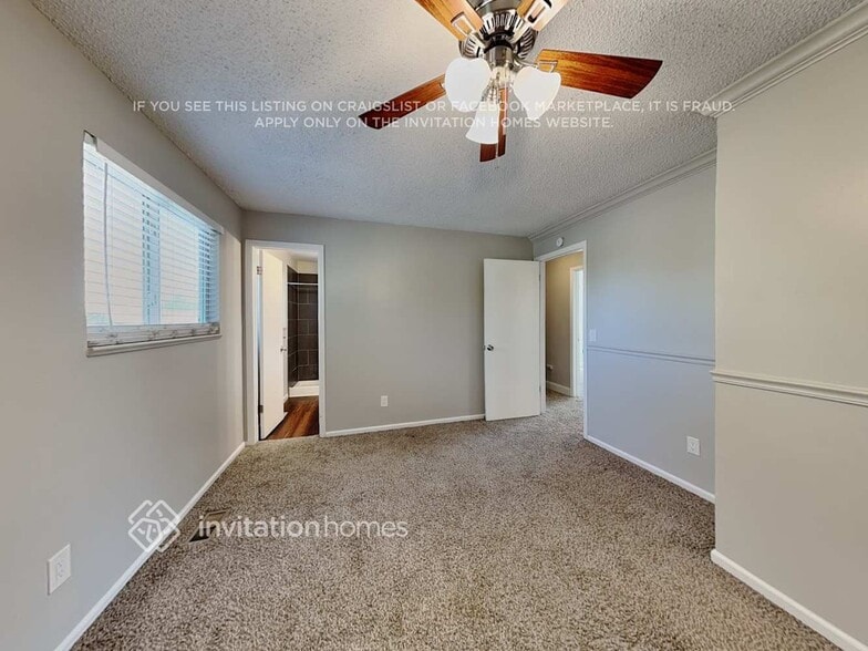 Building Photo - 2853 S Bahama St