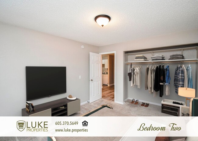 Building Photo - 405 S Sycamore Ave