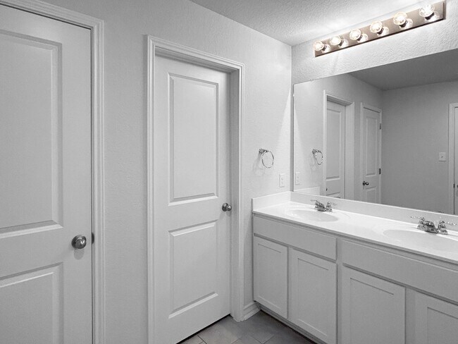 Building Photo - Spacious One Story Home Near Government Canyon