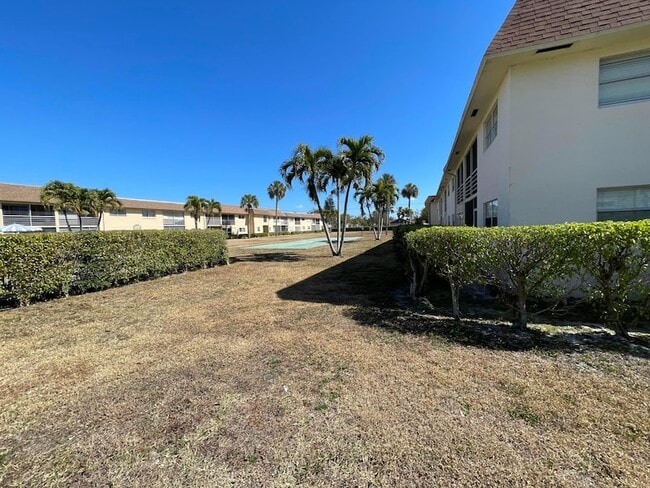 Building Photo - 9911 SW Sandalfoot Blvd