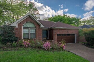 Building Photo - 3 bd/2bth w/fenced in yard, 15 min from do...
