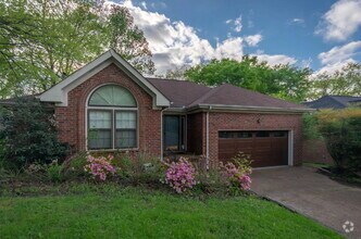 Building Photo - 3 bd/2bth w/fenced in yard, 15 min from do...