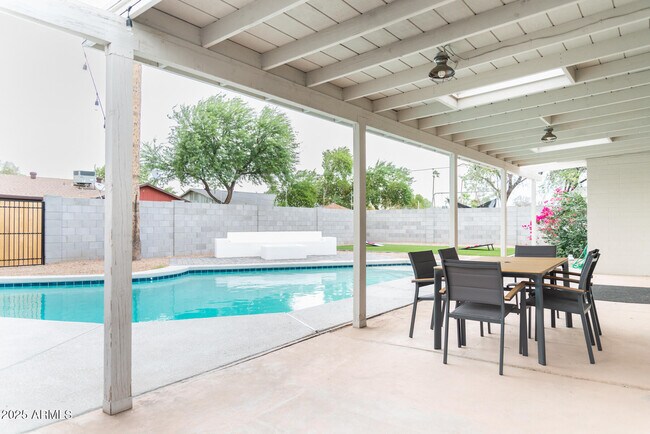 Building Photo - 2140 E Broadmor Dr