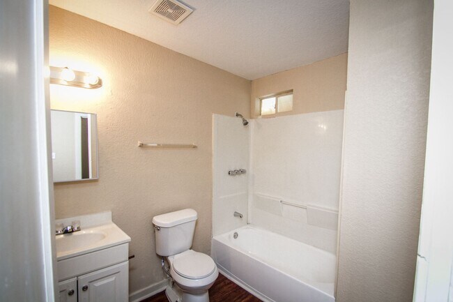 Building Photo - 934 Poinsettia St