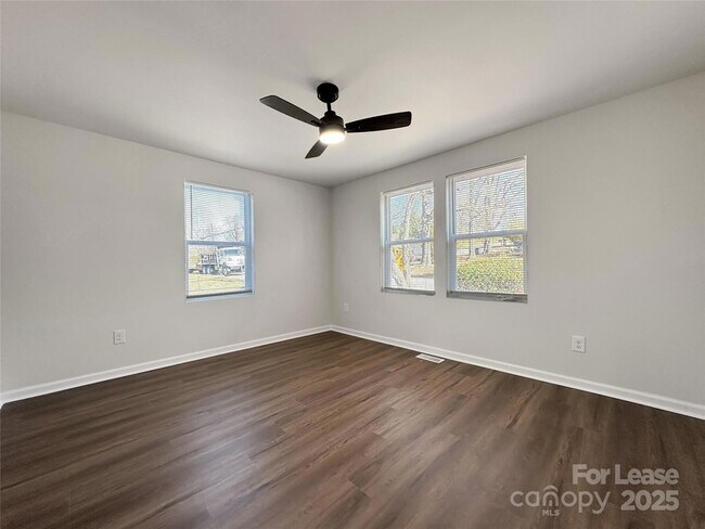Building Photo - 226 Malvern Dr SW