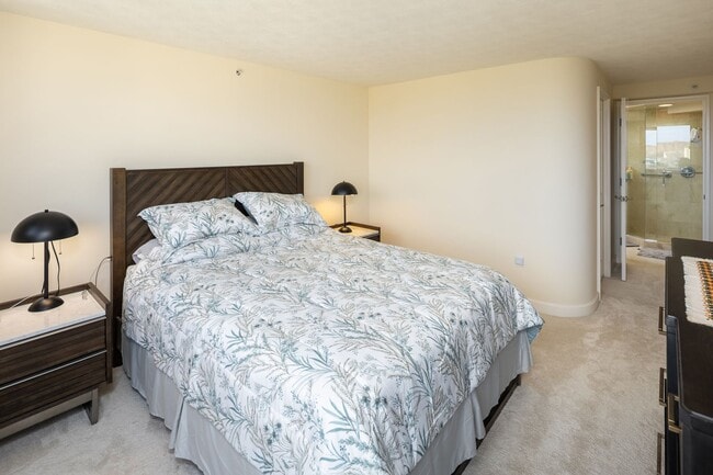 Building Photo - 2 bedroom, 2 Bath Condo with BEAUTIFUL Mountain, Ocean, and Diamond Head Views.