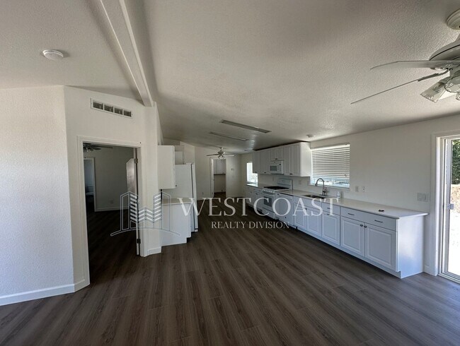 Building Photo - 41644 Valencia Way